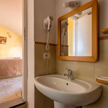 Il Borgo Di Campi Aparthotel