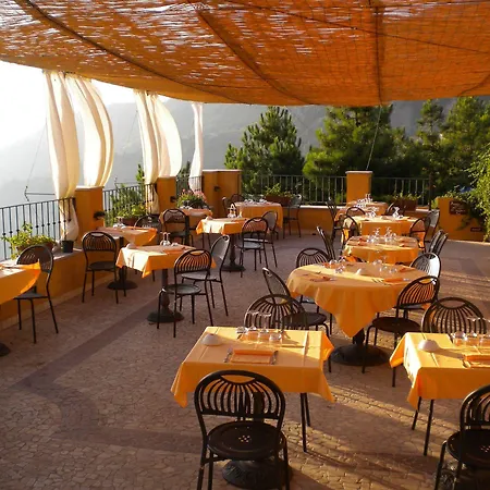 Il Borgo Di Campi Aparthotel 2*